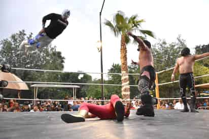 Festejo. Niños de Gómez Palacio disfrutan su día con la función de lucha libre y otras actividades en el Paseo Independencia. (EL SIGLO DE TORREÓN)