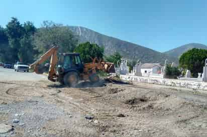 Toneladas. A la fecha se han recogido 10 toneladas de basura del panteón municipal de Lerdo, en su mayoría es yerba crecida. (EL SIGLO DE TORREÓN) 