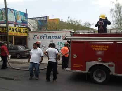 Personal del departamento de Bomberos acudió al lugar para atender la emergencia y evitar que el fuego se extendiera a las fincas aledañas. (EL SIGLO DE TORREÓN)