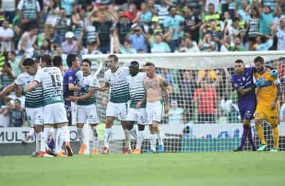 Jonathan Orozco consuela a Gignac tras el juego de ayer. (Jesús Galindo)