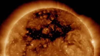 Los agujeros coronales, vistos el pasado 2-4 de mayo y publicados en video, son comunes en el astro “rey”, áreas de campo magnético abierto desde el cual el viento solar de alta velocidad se precipita hacia el espacio. (ESPECIAL)