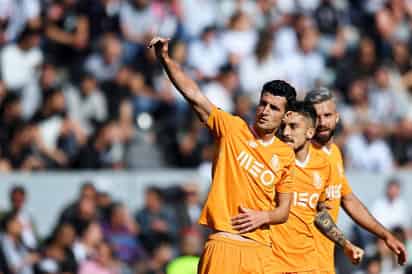 Jugadores del Porto celebran el único tanto del juego. (EFE)