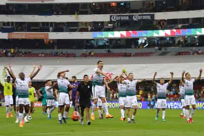 Los jugadores de Santos festejan con la afición albiverde. La remontada será para otra ocasión