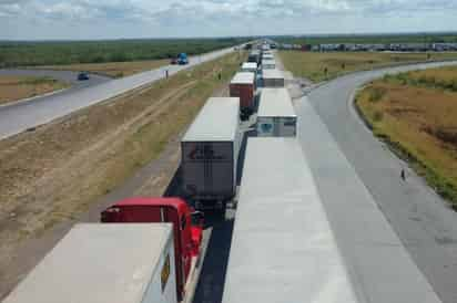 Protesta. El bloqueo carretero fue realizado por presuntos familiares de desaparecidos en el Puente Internacional de Nvo. Laredo. (EL UNIVERSAL)