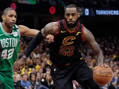 LeBron James anotó 44 puntos en la victoria de Cavaliers. (AP)