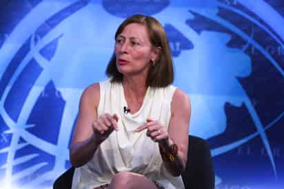 La expanista Tatiana Clouthier, coordinadora de campaña de Andrés Manuel López Obrador, recorre la exposición de EL UNIVERSAL sobre las campañas políticas a través de los años. (EL UNIVERSAL)