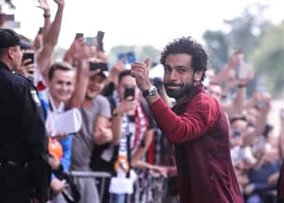 El extremo egipcio del Liverpool Mohamed Salah, llega al hotel de concentración en Kiev, Ucrania. El Liverpool arribó ayer a Kiev en una expedición con 24 futbolistas para encarar la final de la Champions League. (EFE)