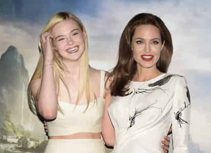 Angelina Jolie, y Elle Fanning (El seductor, Super 8) retoman sus papeles como el hada oscura 'Maléfica' y la princesa 'Aurora' (ARCHIVO)