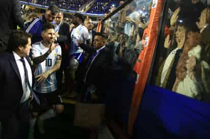 Lionel Messi (c) sale del campo ante Haití, durante un partido amistoso en el estadio Alberto J. Armando 'La Bombonera'.  (Fotografías de EFE)