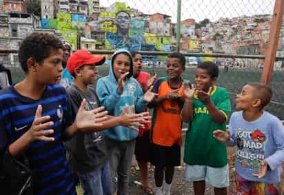 Niños se juntan en el barrio para platicar sobre su ídolo. 