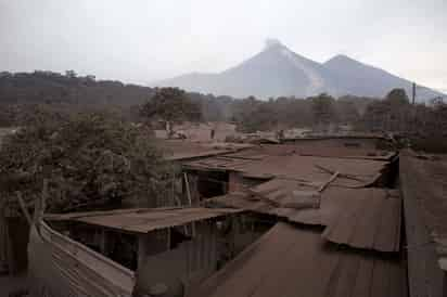 Continúan las labores de rescate en las zonas de tres departamentos impactadas por la erupción del volcán de Fuego. (AP)