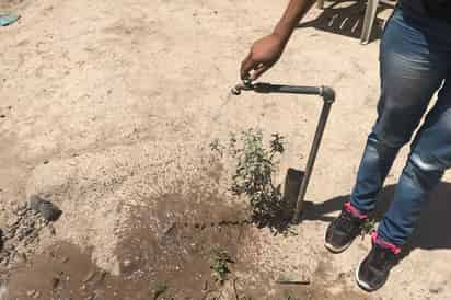 Afectaciones. Casi la mitad de la población rural se quedó sin agua potable ayer, por fallas en el suministro de energía a pozos. (EL SIGLO DE TORREÓN)