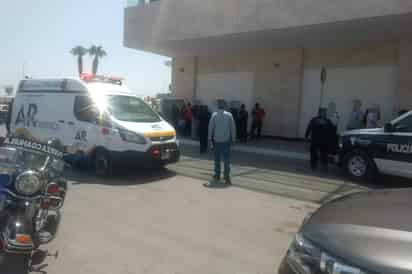 Traslado. El lesionado fue trasladado de urgencia a un hospital privado a bordo de una ambulancia. (EL SIGLO DE TORREÓN)
