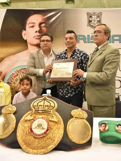 Homenaje. Fue reconocido Cristian Mijares por 20 años de trayectoria en el box.(EL SIGLO DE TORREÓN) 