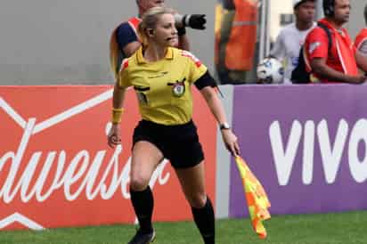 La arbitró Fernanda Colombo ha causado sensación entre los aficionados. Fernanda Colombo, la árbitro en Rusia