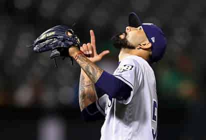 Sergio Romo colgó el cero en la novena entrada y ponchó a dos. (Notimex)