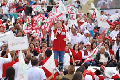 El candidato presidencial del oficialista Partido Revolucionario Institucional (PRI), José Antonio Meade, quedaría segundo en las elecciones mexicanas del 1 de julio con 32.6 % de los votos, a sólo cinco puntos del izquierdista Andrés Manuel López Obrador, reveló hoy un sondeo divulgado por el PRI. (ARCHIVO)