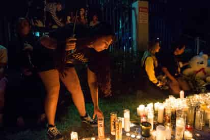 Ofrenda. Los fans acudieron a llorar y a presentar sus respetos al lugar donde el rapero fue abatido.  (ARCHIVO)