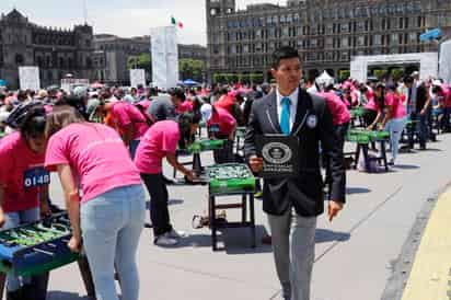 Futbolito en el Zócalo capitalino rompe el Récord Guinness de más personas jugando de manera simultánea. Futbolito en el Zócalo rompe el Récord Guinness de asistencia