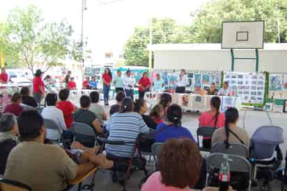 Demostración. Se realizó una muestra artesanal y demostración de trabajos del Centro Comunitario Armando del Castillo. (EL SIGLO DE TORREÓN)