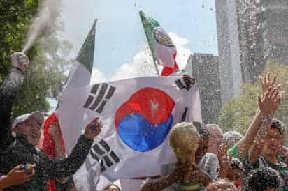 Aficionados celebraron en el Ángel de la Independencia. (NOTIMEX)