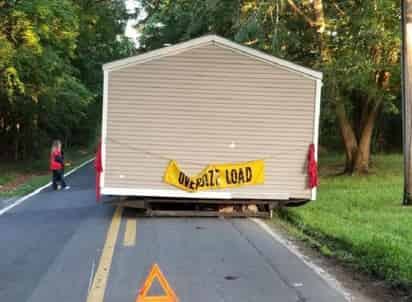 La casa abandonada bloqueó el camino. (INTERNET)