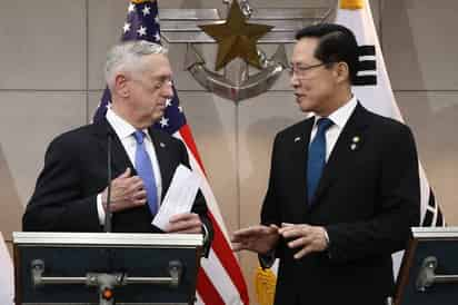 Acuerdo.  El secretario de Defensa de EU, James Mattis, habla con el Ministro de Defensa de Surcorea, Song Young-moo.