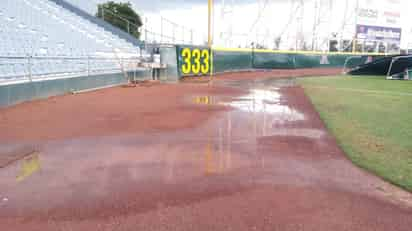 Debido a una fuerte lluvia, el terreno de juego no estaba en condiciones para que se llevara el duelo entre Algodoneros y Acereros. Se suspende por lluvia amistoso de Laguna