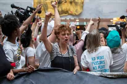 Marcha. La actriz Susan Sarandon fue arrestada por algunas horas luego de protestar contra Donald Trump.