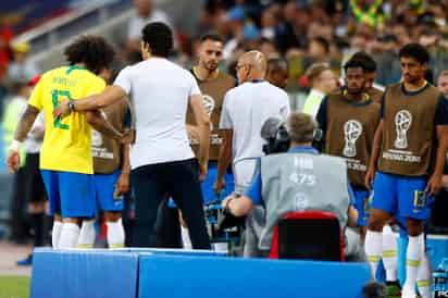 El brasileño Marcelo sale del campo después de sufrir una lesión durante el partido del Grupo E ante la selección de Serbia. (Fotografía de AP)