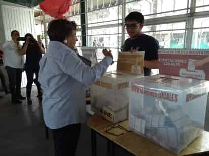 'Me dio mucho gusto que después de 11 años de no haberme postulados algún cargo, la gente me haya recibido bien y me haya abierto las puertas de sus casas y retomar temas importantes para el mundo', destacó la candidata.  (EL SIGLO DE TORREÓN/CLAUDIA LANDEROS)