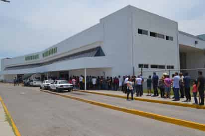 Elección. Alonso y un grupo de compañeros de trabajo, se formó minutos después de las 13:30 para poder participar en la votación. (EL SIGLO DE TORREÓN)