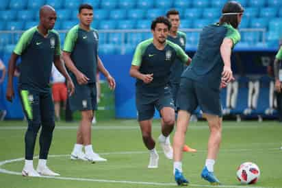 La selección brasileña entrenó ayer en la cancha del Samara Arena. (EFE)