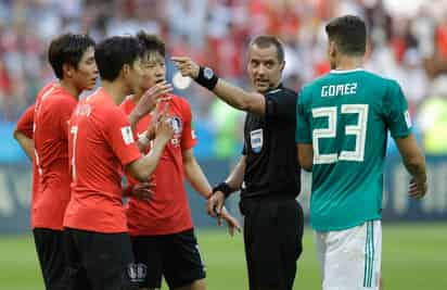 El silbante estadounidense Mark Geiger hace una indicación antes de apoyarse en el videoarbitraje.