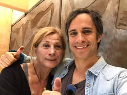 Gael García Bernal acudió acompañado de su madre,  la actriz Patricia Bernal. (ESPECIAL)
