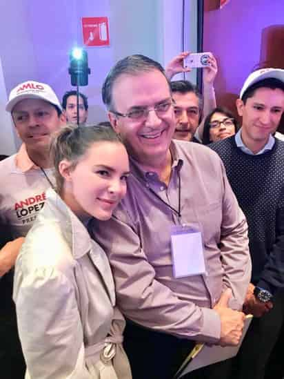 Belinda compartió una foto con Ebrard. (ESPECIAL) 