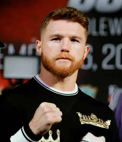 En teleconferencia desde un gimnasio en Guadalajara, “Canelo” estuvo acompañado por su entrenador Edy Reynoso y su representante José “Chepo” Reynoso, además del titular de Golden Boy Promotions, Óscar de la Hoya, y del matchmaker Robert Díaz. (ARCHIVO)