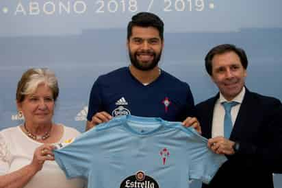 El defensa internacional mexicano Néstor Araujo, durante su presentación como nuevo defensa del RC Celta. (EFE)