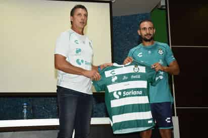 Alejandro Castro fue presentado ayer previo al entrenamiento matutino de los Guerreros. (Fotografías de Jesús Galindo)