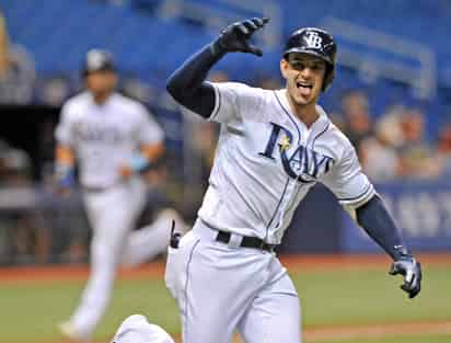 Daniel Robertson celebra tras pegar un sencillo productor en la décima entrada que le dio la victoria a los Rays ante Tigers. (AP)