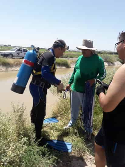 Búsqueda. Buzos Castañeda tratan de dar con el cuerpo del posible occiso. (EL SIGLO DE TORREÓN)