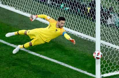 El arquero de Francia Hugo Lloris en acción durante la semifinal de ayer ante Bélgica.