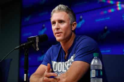 Chase Utley hizo el anuncio ayer en una conferencia de prensa en el Dodger Stadium. (AP)