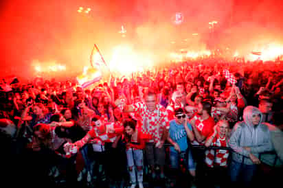 Una multitud de aficionados de Croacia observa mediante una pantalla gigante la semifinal de la Copa del Mundo entre ese equipo e Inglaterra, en Zagreb (AP)