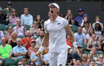 En un auténtico maratón, el sudafricano Kevin Anderson vino de atrás para derrotar 7-6, 6-7, 6-7, 6-4, 26-24 a John Isner, para así lograr su boleto a la gran final de Wimbledon. (AP)