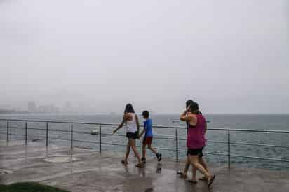 Las lluvias provocadas por estos sistemas contribuyen a incrementar los niveles de las presas, lo que permite garantizar el abastecimiento del líquido en muchas ciudades y aumentar la capacidad de riego y por lo tanto la producción de alimentos. (ARCHIVO)