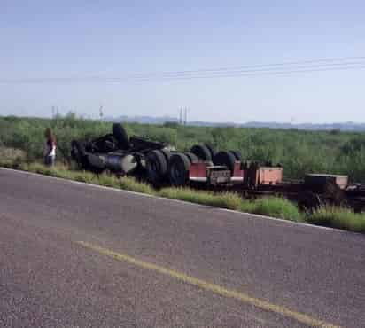 Los paramédicos de la Cruz Roja auxiliaron al trailero, quien no presentó lesiones de gravedad por lo que no ameritó traslado a un hospital. (EL SIGLO DE TORREÓN)