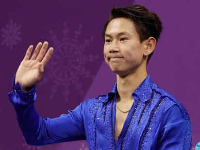 Denis Ten saluda después de ver su marcador en el programa corto de patinaje artístico para hombres en los Olímpicos de Invierno 2018. (AP)