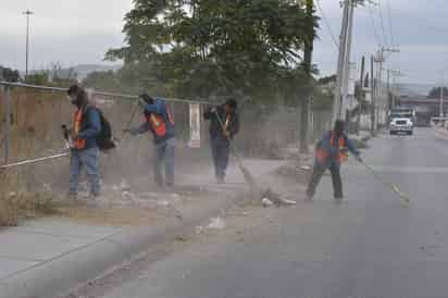 Labores. Están a cargo de las cuadrillas de Servicios Públicos Municipales. (EL SIGLO DE TORREÓN)