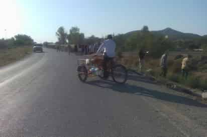 Reporte.  Personas que pasaron por el lugar reportaron que a la orilla de la carretera estaba un joven, tirado e inconsciente y su esposa confirmó que se había embriagado y se salió en la moto.